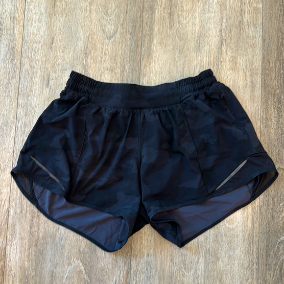 Lululemon Hottie Short 4" Size 6 Heritage Camo - Picture 5 of 7